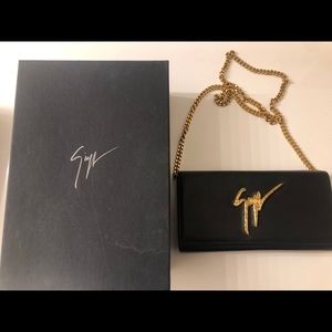Giuseppe Zanotti black cluth with a gold chain